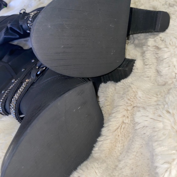 𝐸𝑚𝑏𝑒𝑙𝑙𝑖𝑠ℎ𝑒𝑑 𝐵𝑜𝑜𝑡𝑠 - Picture 5 of 6